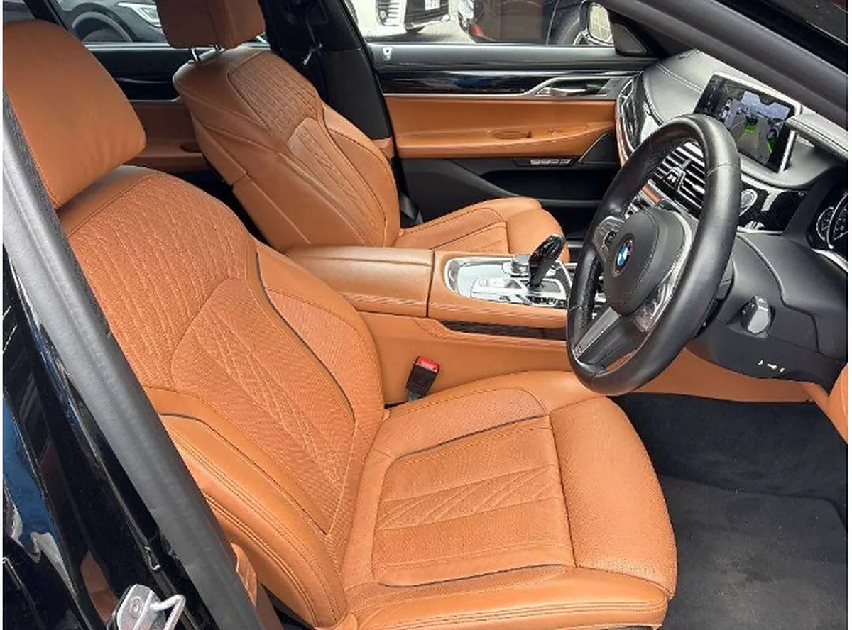 Cognac leather interior of the BMW 740i